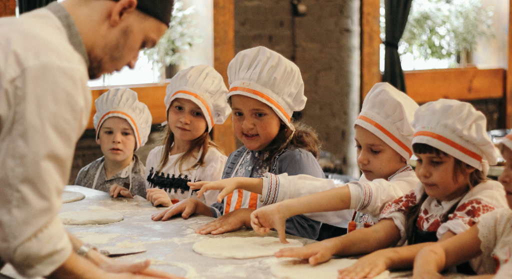 Children making pizzas